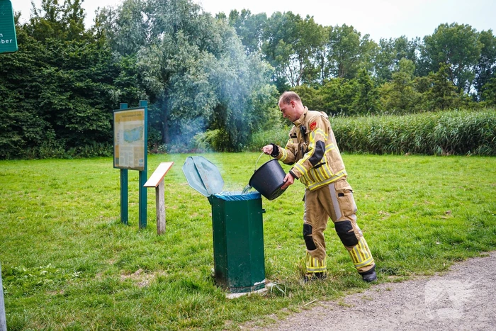 Brand in prullenbak gedoofd met emmers water