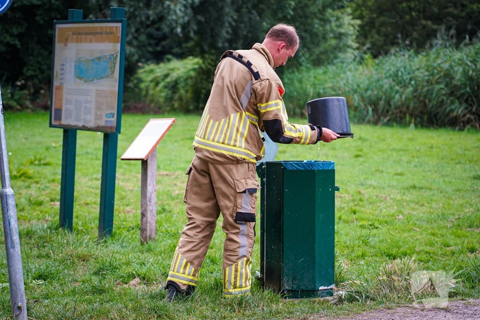 Brand in prullenbak gedoofd met emmers water