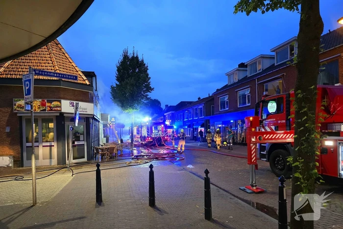 Gewonde en aanhouding bij grote woningbrand