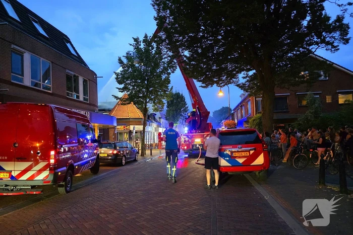 Gewonde en aanhouding bij grote woningbrand