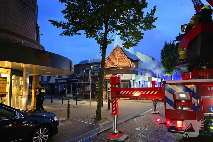 Gewonde en aanhouding bij grote woningbrand