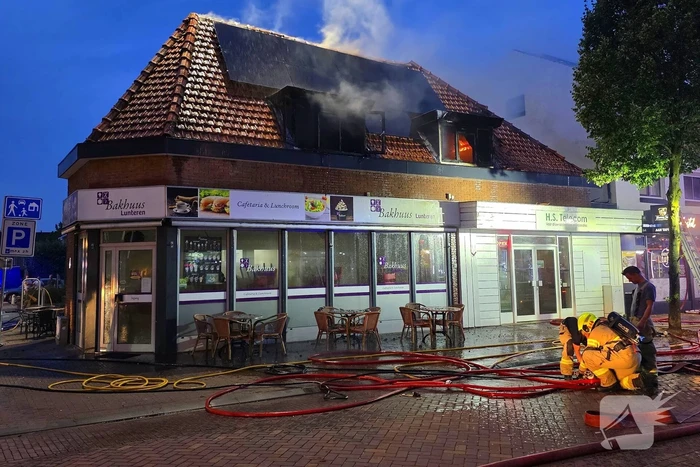 Gewonde en aanhouding bij grote woningbrand