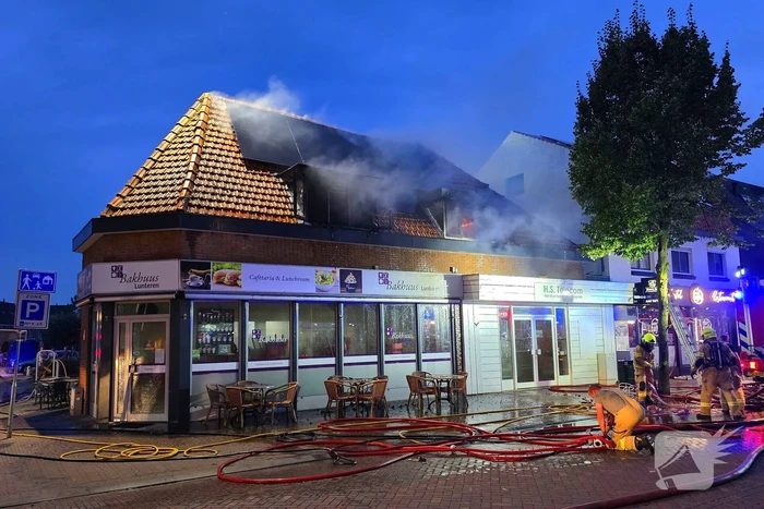 Gewonde en aanhouding bij grote woningbrand