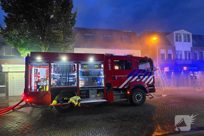 Gewonde en aanhouding bij grote woningbrand