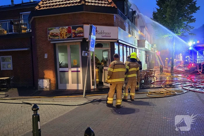 Gewonde en aanhouding bij grote woningbrand