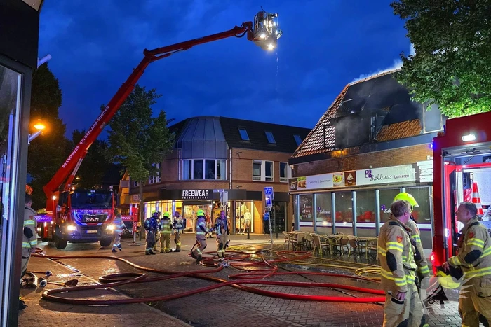 Gewonde en aanhouding bij grote woningbrand