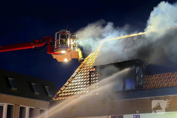 Gewonde en aanhouding bij grote woningbrand