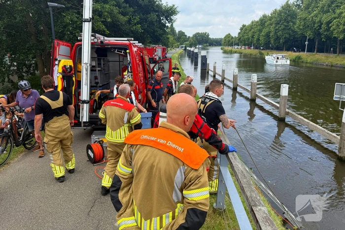 Fietster botst op brug, driewiel fiets belandt in het water