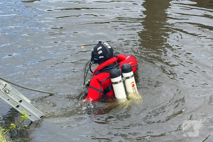Fietster botst op brug, driewiel fiets belandt in het water