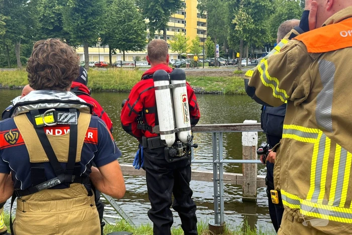 Fietster botst op brug, driewiel fiets belandt in het water