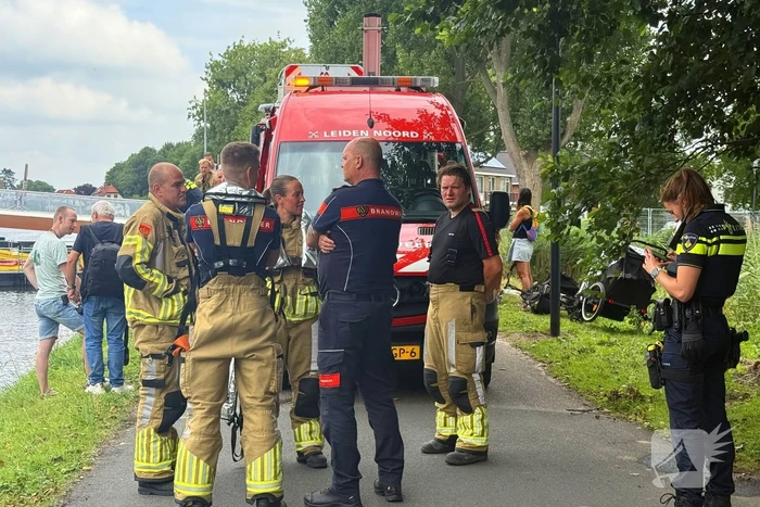 Fietster botst op brug, driewiel fiets belandt in het water