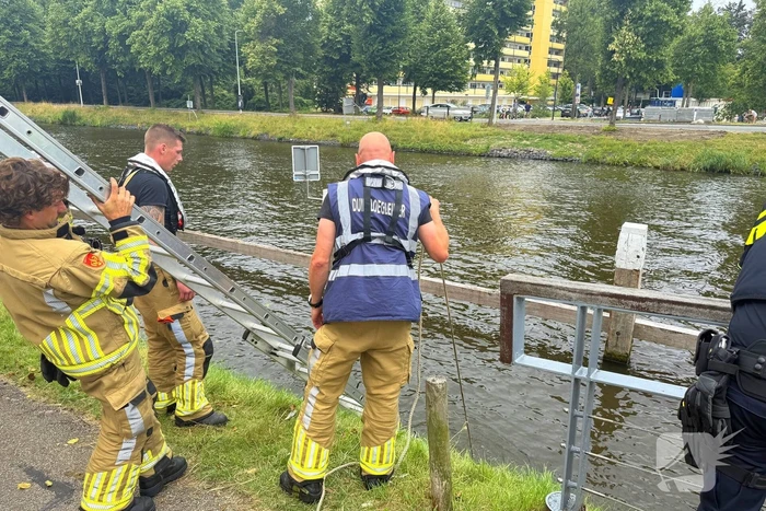 Fietster botst op brug, driewiel fiets belandt in het water