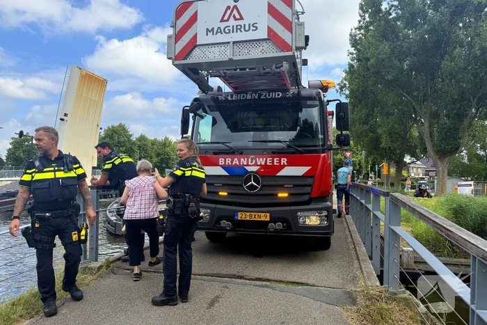 Fietster botst op brug, driewiel fiets belandt in het water
