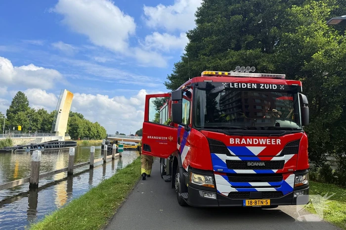 Fietster botst op brug, driewiel fiets belandt in het water