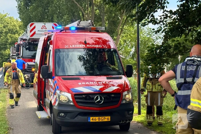 Fietster botst op brug, driewiel fiets belandt in het water