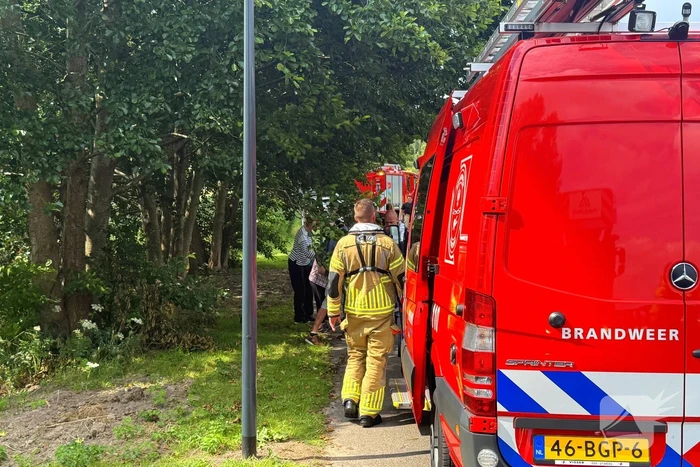 Fietster botst op brug, driewiel fiets belandt in het water