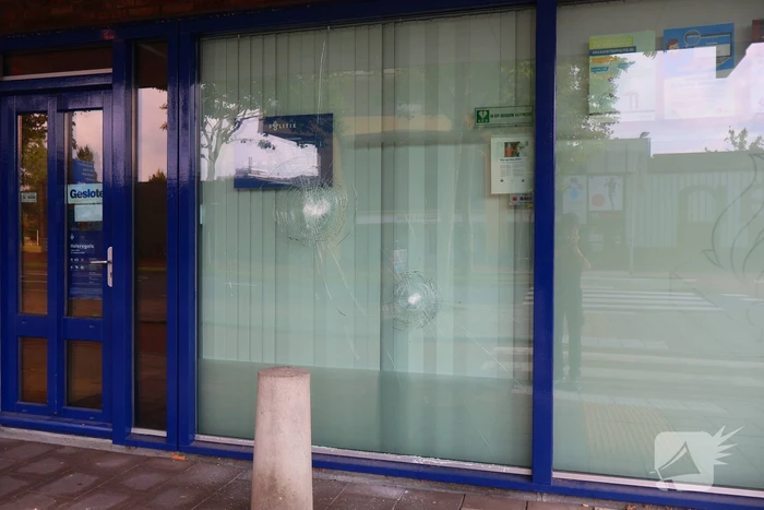 Ruit politiebureau vernield, politie doet onderzoek naar daders