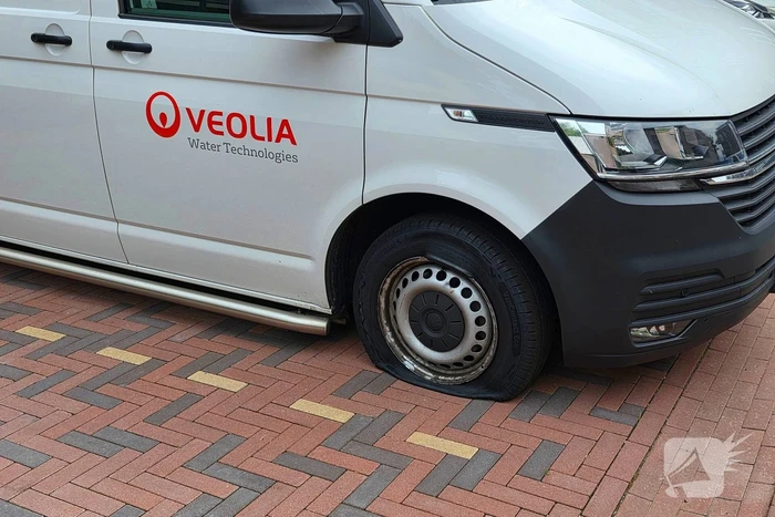 Meerdere banden lek gestoken van bedrijfsbus