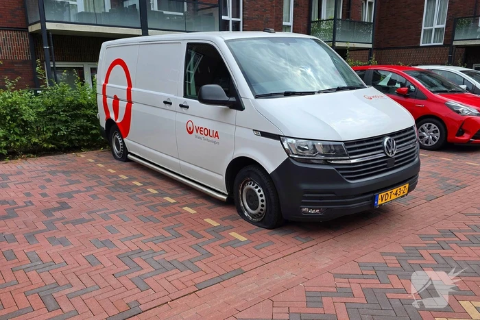 Meerdere banden lek gestoken van bedrijfsbus