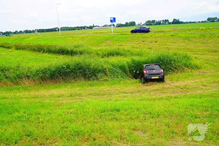 Automobilist mist afslag en belandt in berm