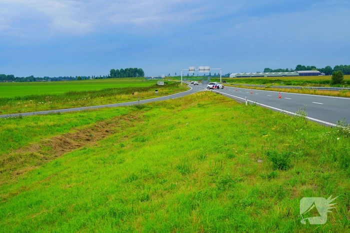 Automobilist mist afslag en belandt in berm