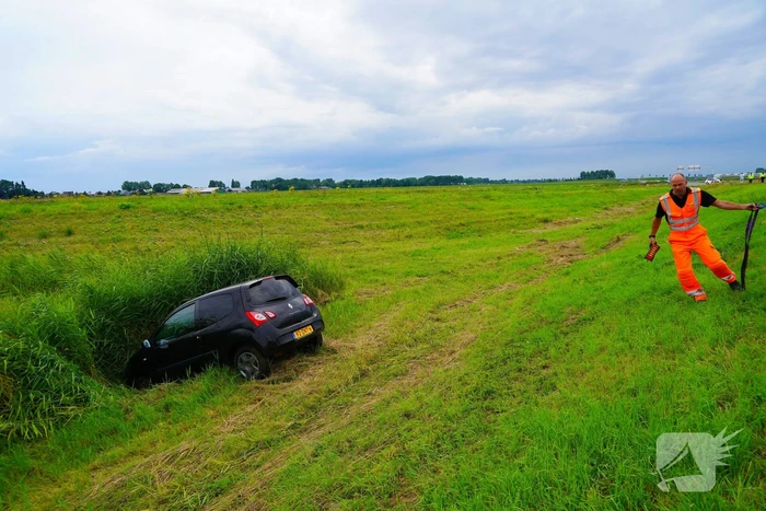 Automobilist mist afslag en belandt in berm