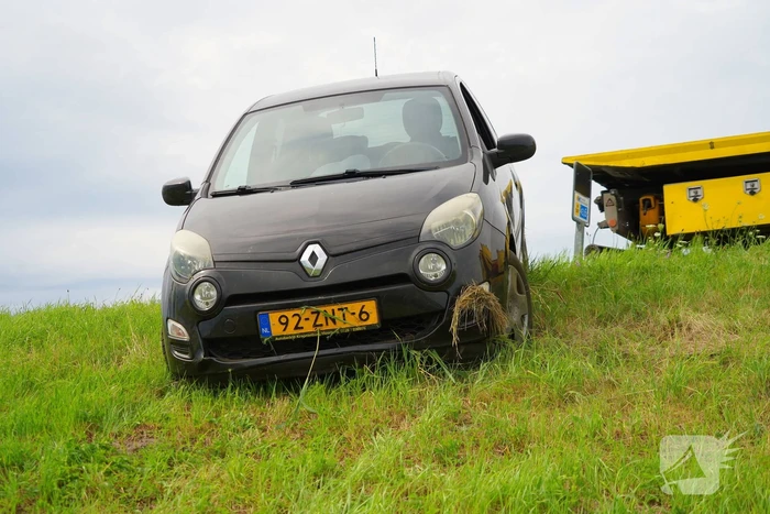 Automobilist mist afslag en belandt in berm