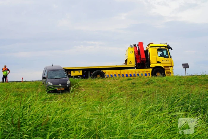 Automobilist mist afslag en belandt in berm