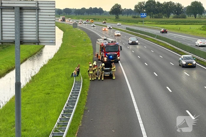 Bestuurder zet rokende auto op vluchtstrook