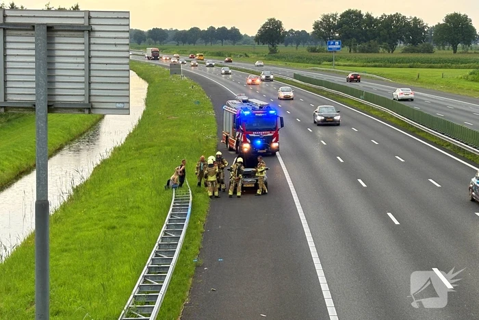 Bestuurder zet rokende auto op vluchtstrook