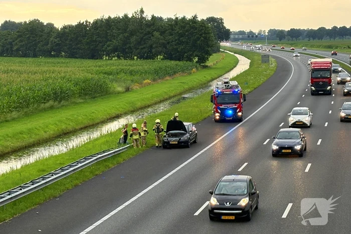 Bestuurder zet rokende auto op vluchtstrook