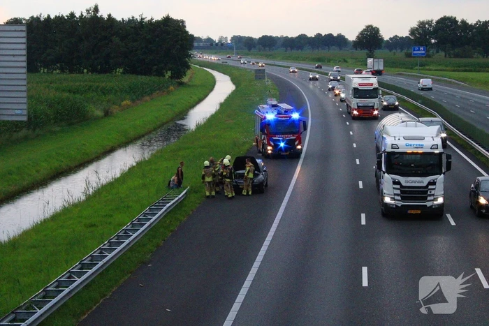 Bestuurder zet rokende auto op vluchtstrook