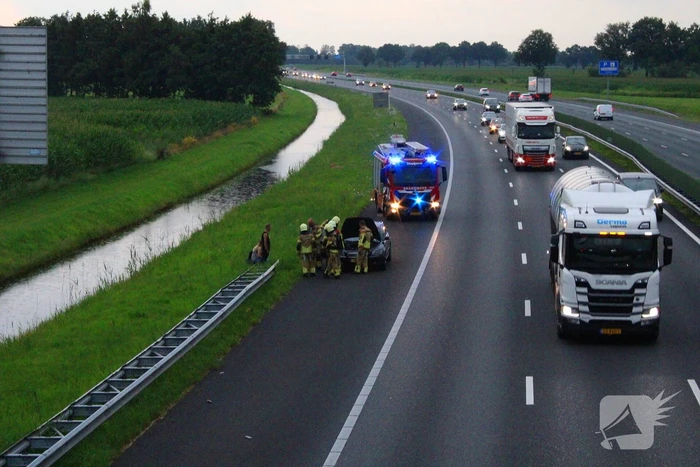 Bestuurder zet rokende auto op vluchtstrook