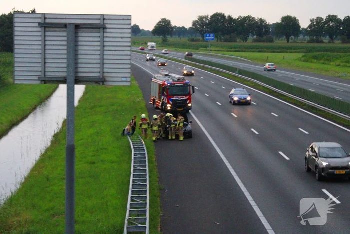 Bestuurder zet rokende auto op vluchtstrook