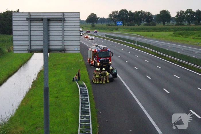 Bestuurder zet rokende auto op vluchtstrook