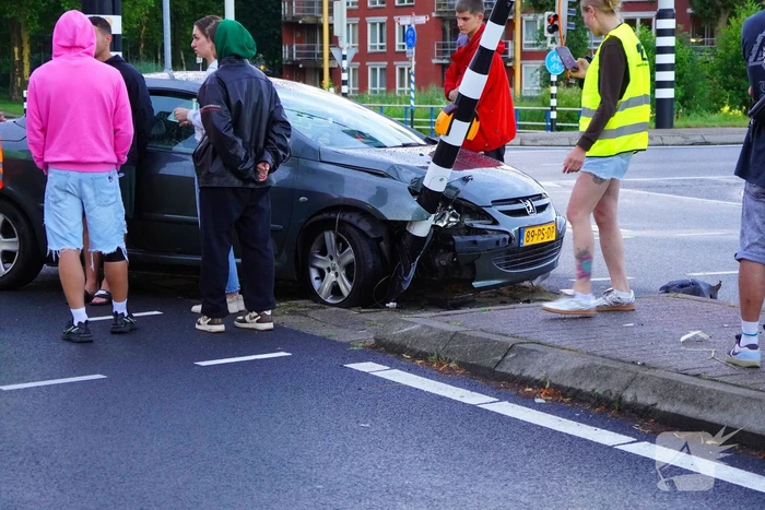 Auto klapt op verkeerslicht