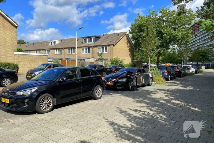 Brandweer redt geparkeerde auto's