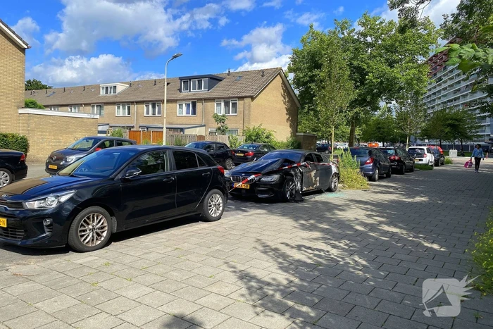 Brandweer redt geparkeerde auto's