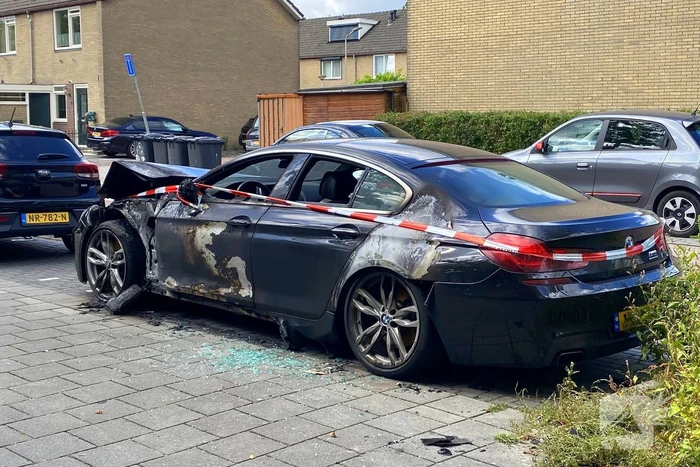 Brandweer redt geparkeerde auto's