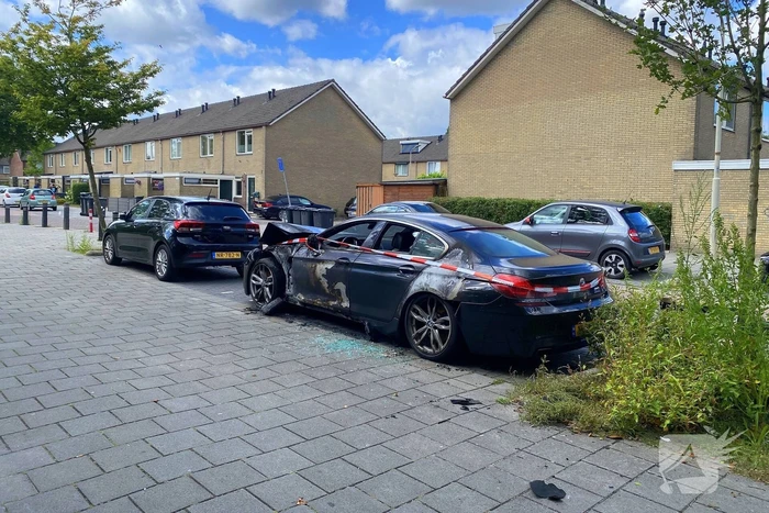 Brandweer redt geparkeerde auto's