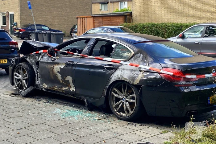 Brandweer redt geparkeerde auto's