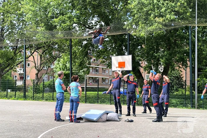 Brandweer redt jongen uit net