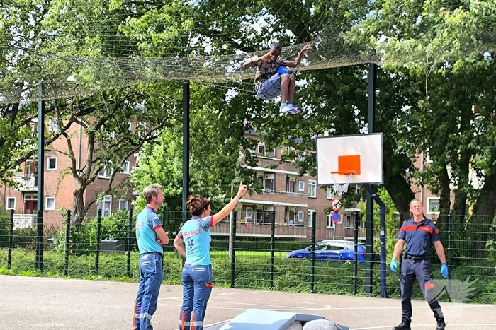 Brandweer redt jongen uit net
