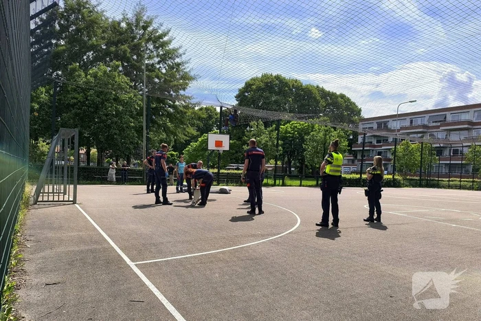 Brandweer redt jongen uit net