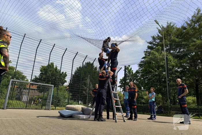 Brandweer redt jongen uit net