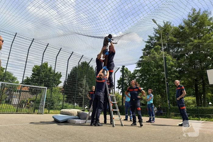 Brandweer redt jongen uit net