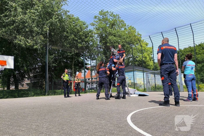 Brandweer redt jongen uit net