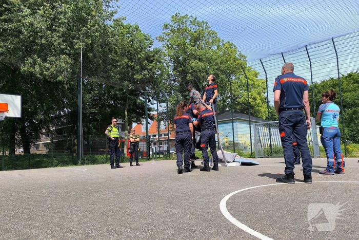 Brandweer redt jongen uit net