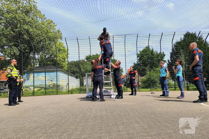 Brandweer redt jongen uit net