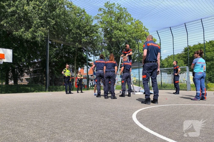 Brandweer redt jongen uit net